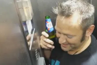 Футболни фенове откриха най-малкия асансьор в света