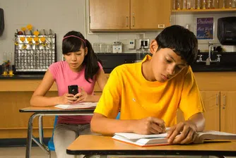 Една трета от тийнейджърите в САЩ пишат по 100 SMS-a дневно