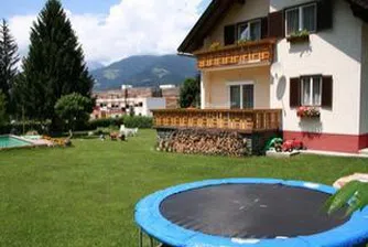 Българските мъже се отделят най-късно от родителите си