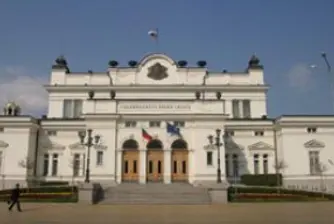 На избори: с час по-късно
