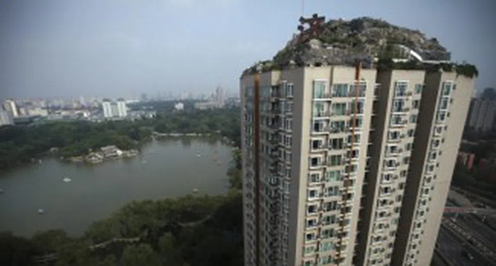 Демонтират къщата върху жилищен блок в Китай