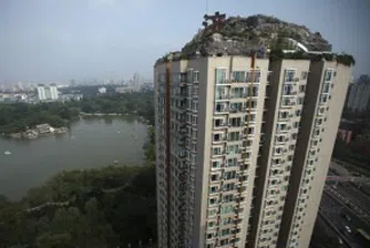 Демонтират къщата върху жилищен блок в Китай