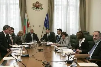 Синдикатите: Съкращаване на разходи-да, на заплати-не