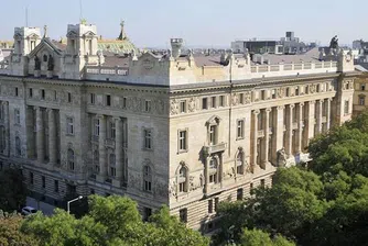 Централната банка на Унгария се запасява с муниции и оръжие