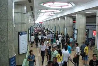 Без къси поли в пекинското метро