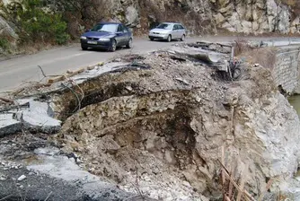 Ново свлачище блокира пътя до Асеновата крепост