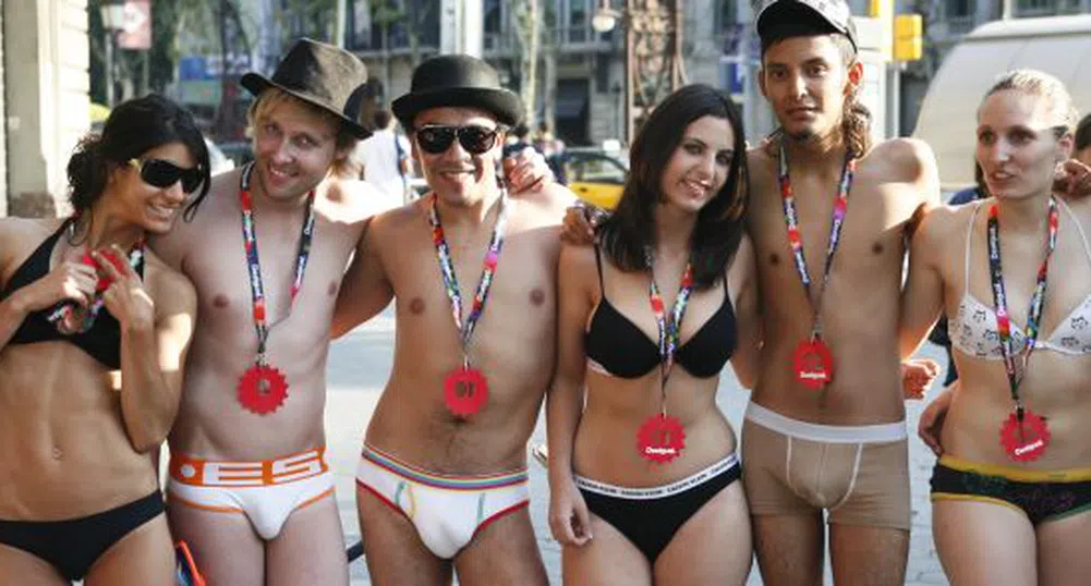 Магазин раздава дрехи, ако пазаруваш по бельо