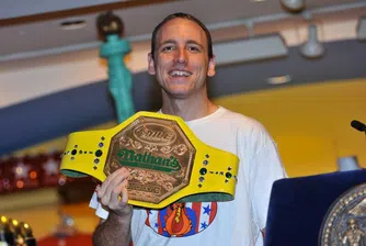 Американец изяде 54 хотдога за 10 минути