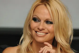 Данъчни неволи за Памела Андерсън