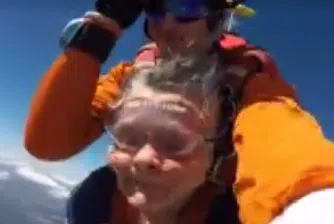 Баба на 72 г. скочи с парашут, ченето й удари инструктора (видео)