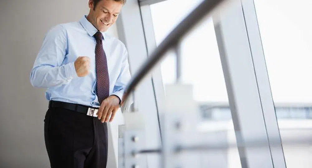 Стискането на юмруци помага