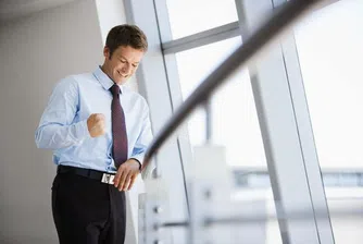 Стискането на юмруци помага