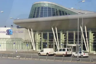 Чужд самолет кацна аварийно на Летище София