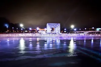 Вижте най-голямата ледена пързалка в Европа