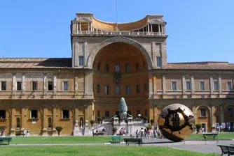 Франциск не иска да живее в папските покои, били прекалено лъскави