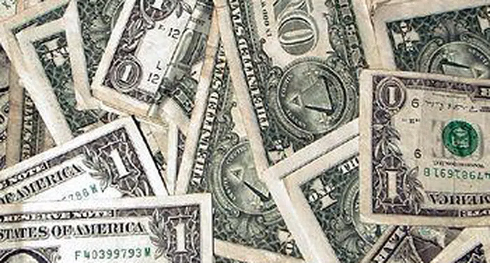 Доларът печели позиции