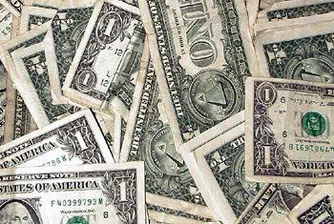 Доларът печели позиции