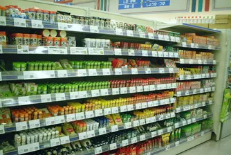 Оборотът търговията на дребно продължава да се свива