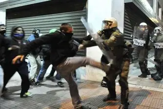 Трима загинаха при безредици в Атина
