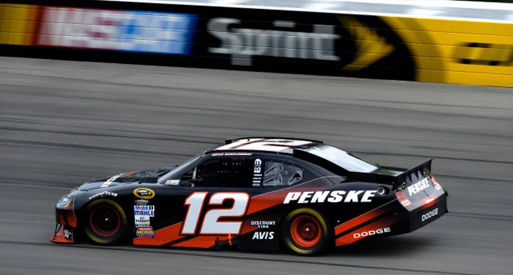 NASCAR глоби пилот, защото пише в Twitter по време на състезание