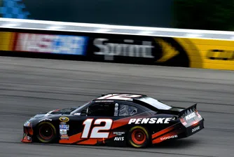 NASCAR глоби пилот, защото пише в Twitter по време на състезание