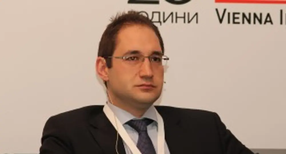С нов заем погасяваме стар, а лихвите - по милиард на година