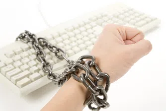 Китаец отряза ръката си, за да се бори с интернет пристрастяване