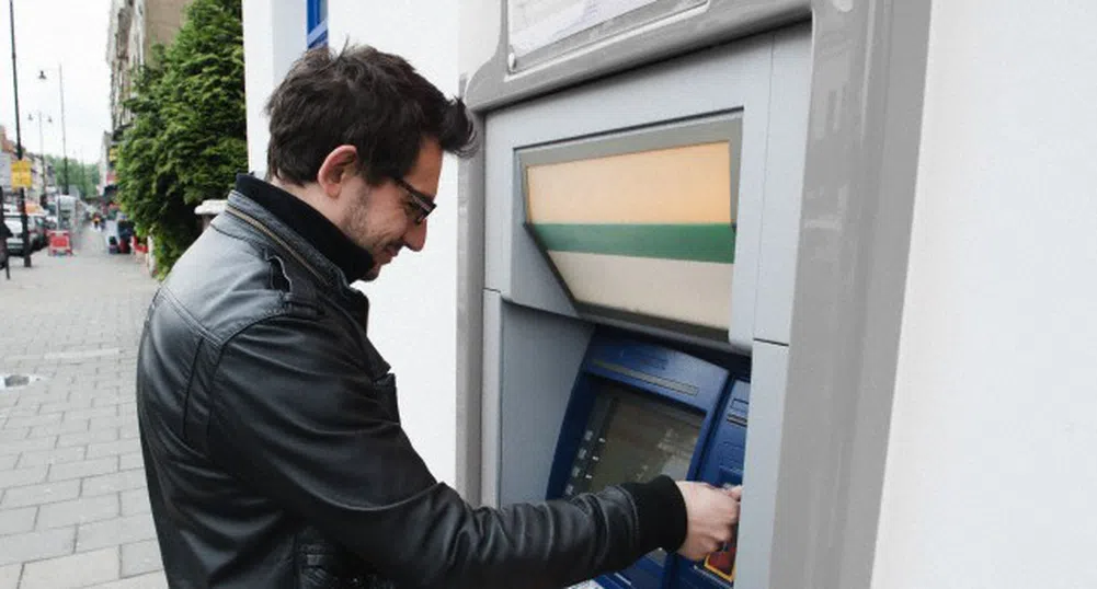 Паника сред клиентите на най-голямата банка в Латвия