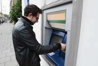 Паника сред клиентите на най-голямата банка в Латвия