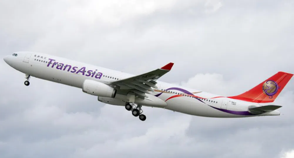 Самолет закачи пътна естакада и падна в река