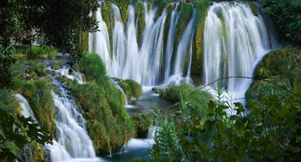 В Рио правят гигантски водопад