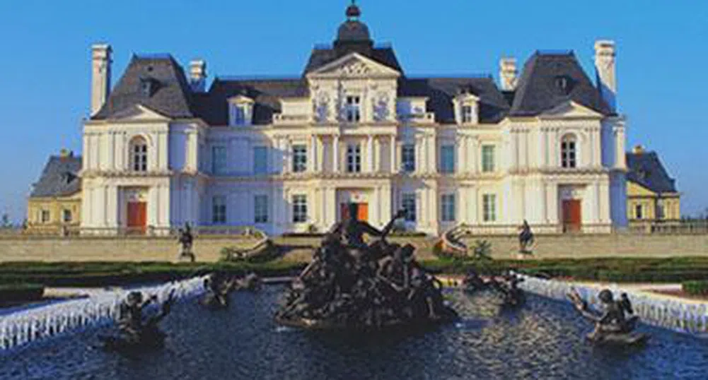 Френски замък от 11-и век се продава за 25 млн. долара