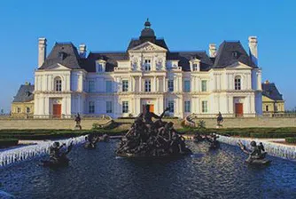 Френски замък от 11-и век се продава за 25 млн. долара