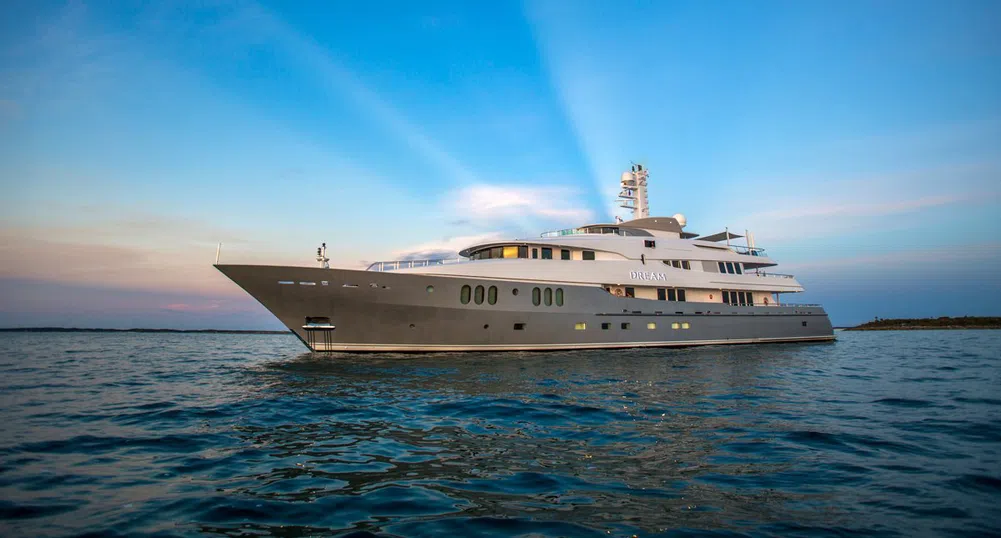 Яхта с пързалка за 425 хил. долара на седмица