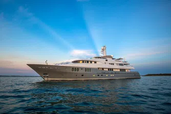 Яхта с пързалка за 425 хил. долара на седмица