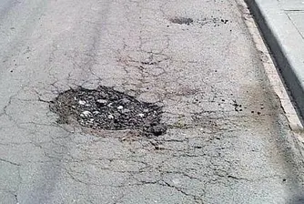 Плашат с прокурор гражданин, сигнализирал за дупки в София