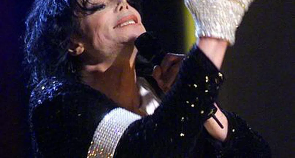 Продадоха ръкавица на Майкъл Джексън за 49 000 долара