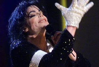 Продадоха ръкавица на Майкъл Джексън за 49 000 долара