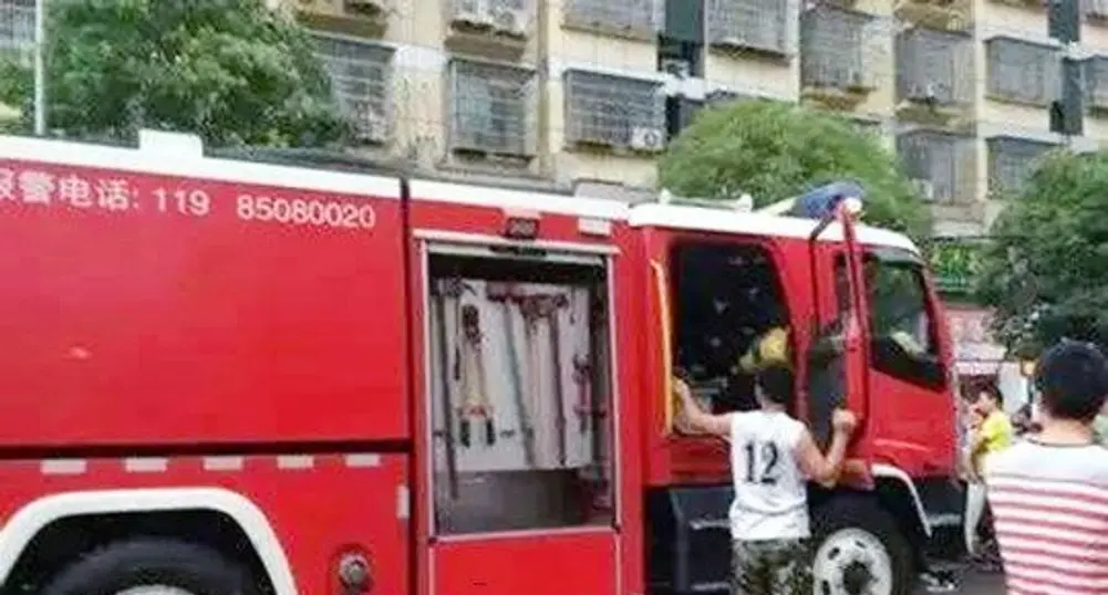 Китайка не даде да разбият скъпата й кола, за да спасят детето й