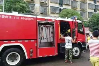 Китайка не даде да разбият скъпата й кола, за да спасят детето й