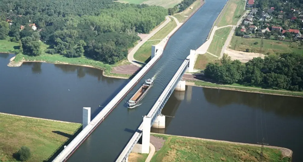 Водният мост в Германия – река над реката