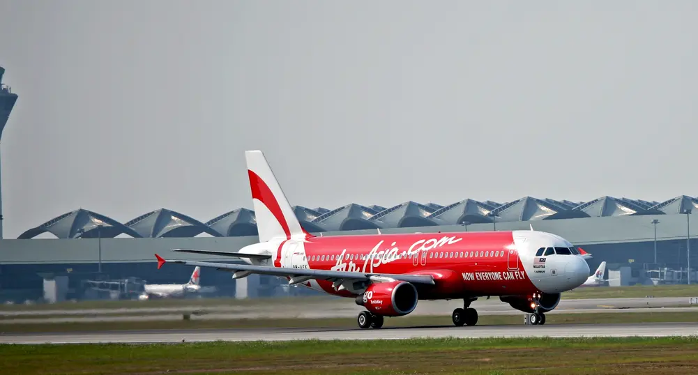 Възобновиха издирването на изчезналия самолет на AirAsia