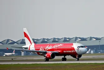 Възобновиха издирването на изчезналия самолет на AirAsia