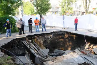 Тротоарът на Черни връх пропаднал заради стар канал