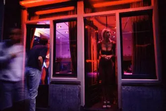Българи съсипали образцов квартал с червени фенери