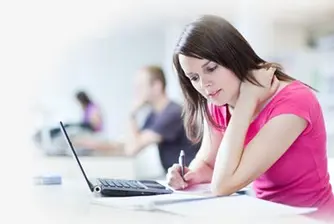 И стажантите да работят с договор