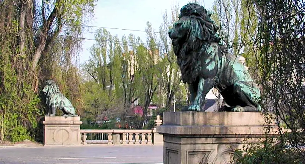 Лъвов мост се руши