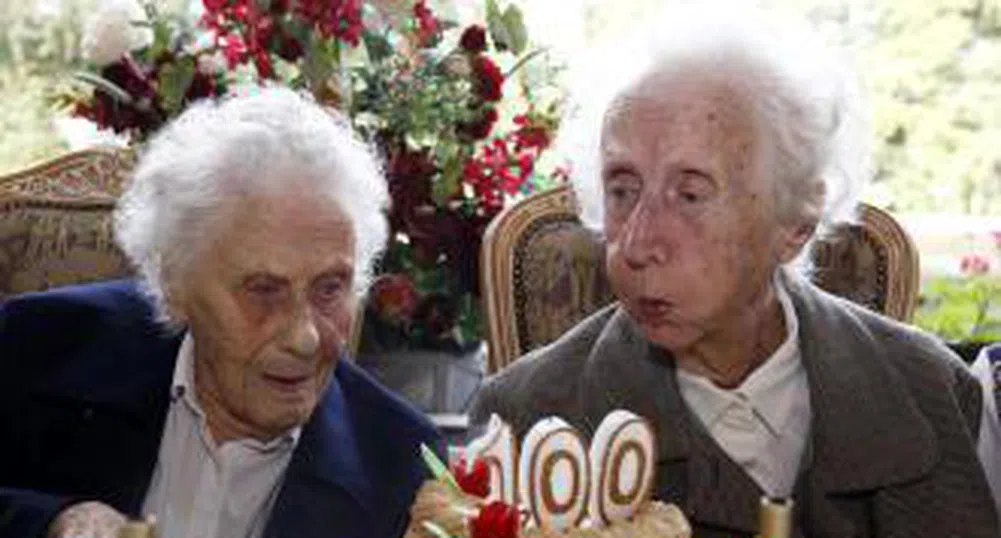 Най-възрастните сестри близначки