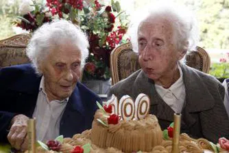 Най-възрастните сестри близначки