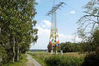 Студенти преобразяват електрически стълбове